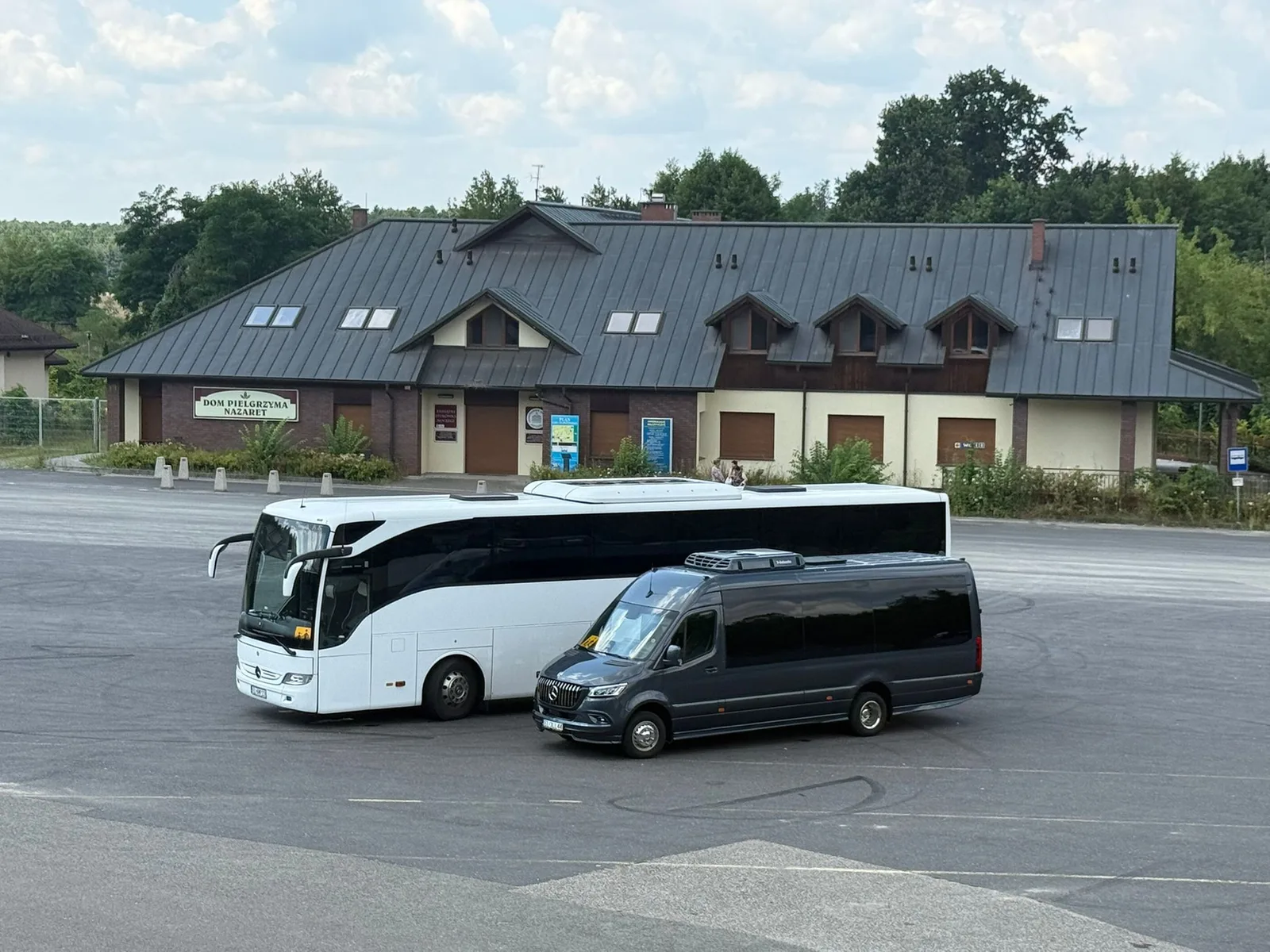 Autokar i minibus KS BUS podstawione obok siebie na placu