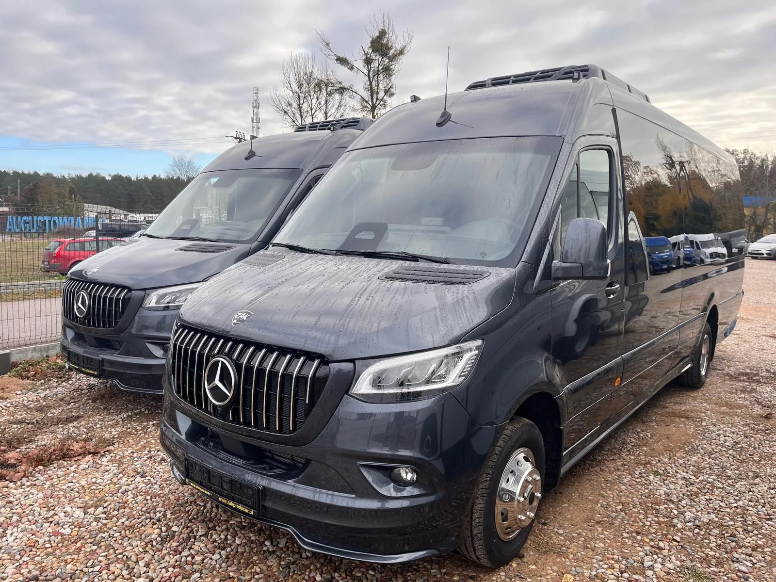 Mercedes Sprinter — minibus na placu