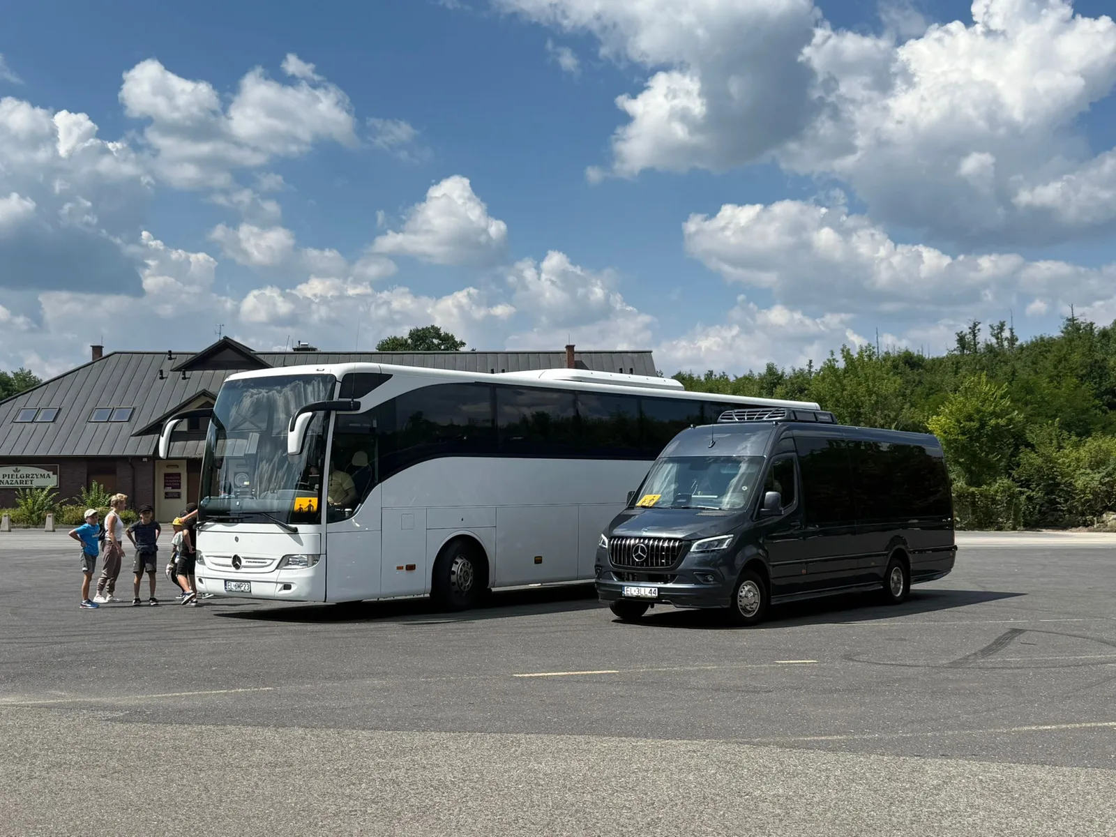 Grupa wsiadająca do autokaru na postoju